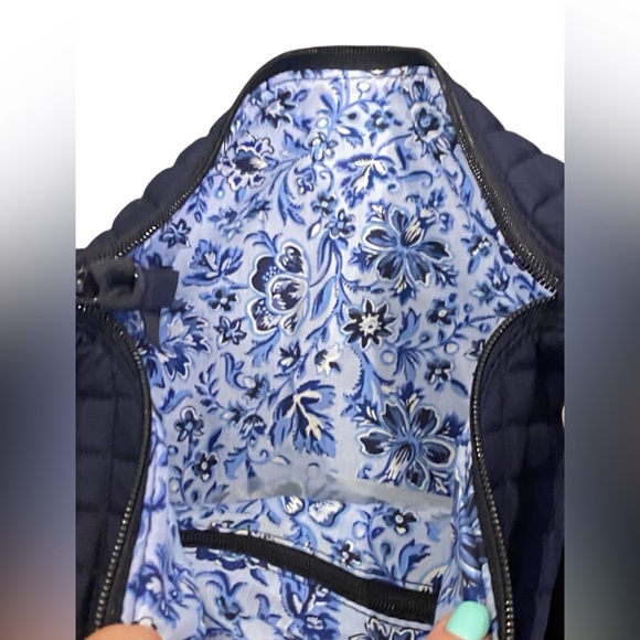 Vera Bradley Oversized Ziptop Hobo Bag in Classic Navy w Floral Print Lining NWT - Picture 5 of 9
